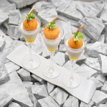 “Sgroppino” al limone con babà al limoncello, lemongrass e foglioline di acetosella